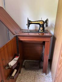 Mobiletto con macchina da cucire Singer
