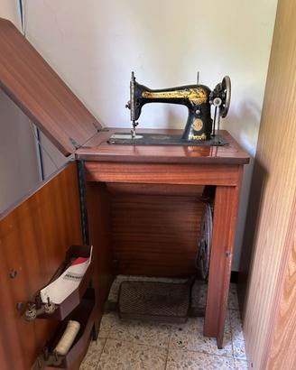 Mobiletto con macchina da cucire Singer