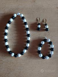 collana abbinata con orecchini e bracciale 