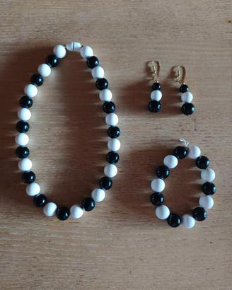 collana abbinata con orecchini e bracciale 