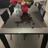 Tavolo in vetro e legno