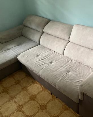 divano con isola contenitrice