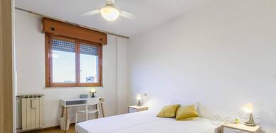 Stanza in appartamento di 100 m² a Milano