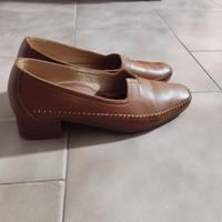 scarpe mocassini con tacco basso in pelle