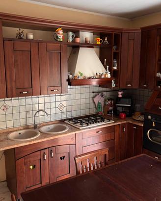 Cucina in legno massiccio