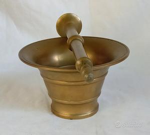 Antico mortaio in bronzo con pestello 