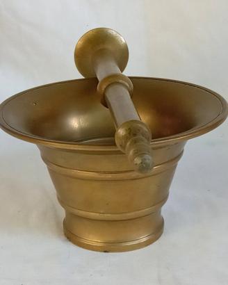 Antico mortaio in bronzo con pestello 