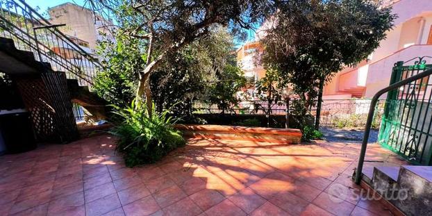 AMPIO APPARTAMENTO CON GIARDINO E TERRAZZI RIF 800