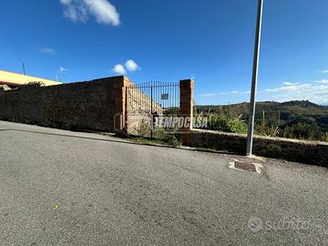 Terreno con rudere con accesso carrabile