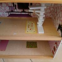 Casa delle bambole in legno