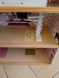 Casa delle bambole in legno