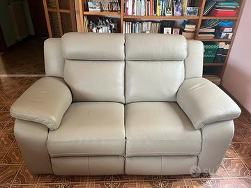 Divano in pelle nuovo