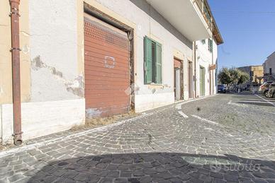 NEGOZIO A CASTELNUOVO DI PORTO