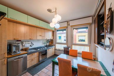 Cucina completa + tavolo + sedie + lampadario