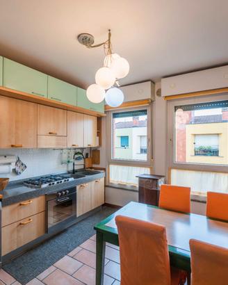 Cucina completa + tavolo + sedie + lampadario