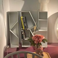 Libreria sospesa in metallo IN OUT