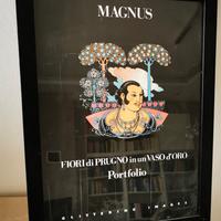 Fiori di prugno in un vaso d'oro