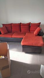 Divano angolare arancione con penisola