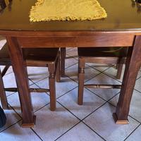 Tavolo e sedie in legno