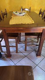Tavolo e sedie in legno