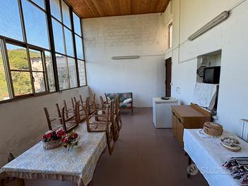 Casa indipendente con corte e terreni