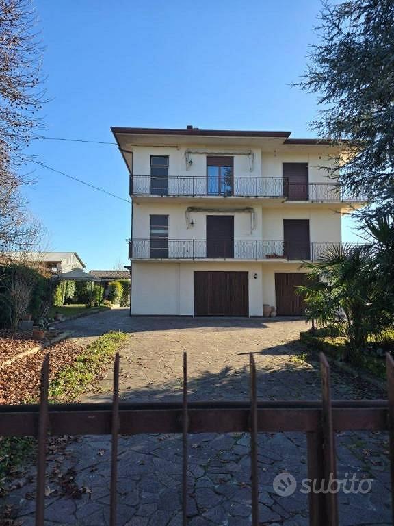 Palazzo / Stabile di 506 m² con più di 5 locali a