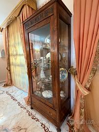 Vetrina da salotto in legno con intagli