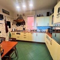 Cucina con elettrodomestici