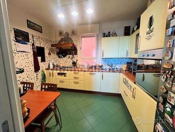 Cucina con elettrodomestici