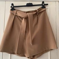 Pantaloni corti eleganti