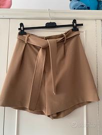 Pantaloni corti eleganti