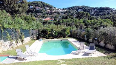 Villetta libera su tre lati in posizione collin...