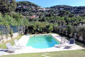 Villetta libera su tre lati in posizione collin...