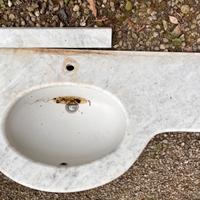 Lavandino in marmo con mobile