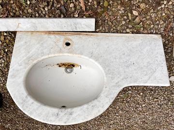 Lavandino in marmo con mobile