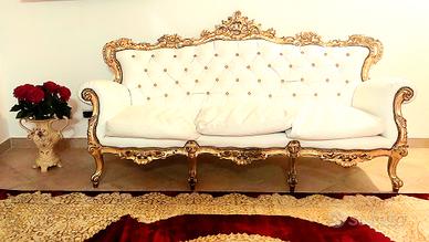 divano e vetrina barocco