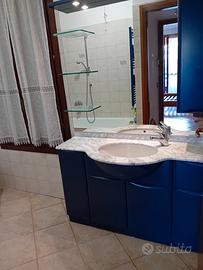 mobile  bagno  con marmo