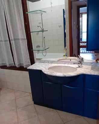 mobile  bagno  con marmo