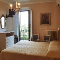 mobili camera da letto: testiere,comodini,applique