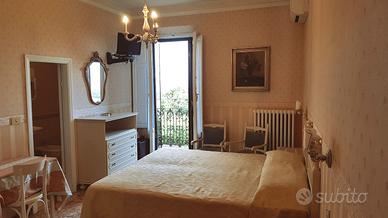 mobili camera da letto: testiere,comodini,applique