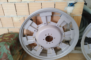 Cerchi e flange strette per trattore