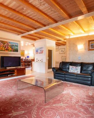 Villa di 402 m² con più di 5 locali e box auto dop