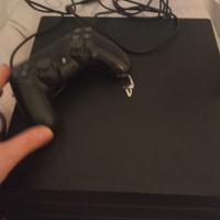 Ps4 con joypad e due giochi