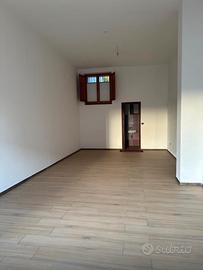 Locale luminoso a Carbonia