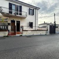 CASA SEMINDIPENDENTE A CARRARA