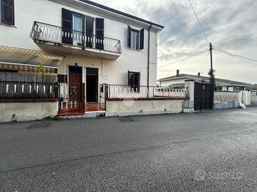 CASA SEMINDIPENDENTE A CARRARA