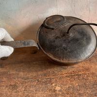 Vecchio tosta caffe o cereali, ghiande