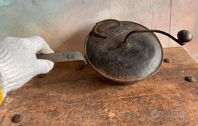 Vecchio tosta caffe o cereali, ghiande