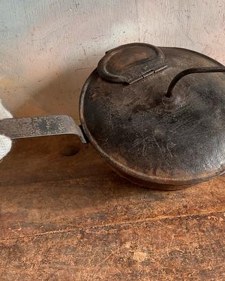 Vecchio tosta caffe o cereali, ghiande