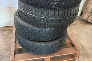 Pneumatici Pirelli Winter 175 60 R15 Tubless